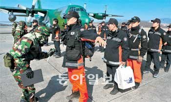 日지진 구호 119구조대 귀환… 방사선 검사 전원 이상무 동일본 대지진 현장에서 실종자 수색작업을 벌여온 119구조대 106명이 23일 공군 C-130 수송기편으로 경기 성남시 서울공항에 입국했다. 이들은 방사성 물질 오염 검사를 받은 결과 아무 이상이 없는 것으로 나타났다. 성남=사진공동취재단