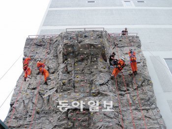 동일본 대지진 후 강원 태백시 국민안전체험테마파크 내 강원소방학교에 안전체험 교육신청이 잇따르고 있다. 소방학교 암벽등반장에서 소방관들이 훈련하고 있다. 태백시 제공