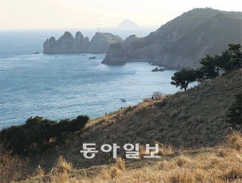 대양을 향해 흩어져 나간 한려수도의 수많은 섬 중에서도 가장 먼 바다에 자리잡은 매물도의 장군봉에서 바라다본 소매물도와 등대섬. 오른 쪽 산자락의 나무 아래 허리춤으로 새로 낸 탐방로는 이런 풍광을 즐기며 걷는 멋진 길이다.