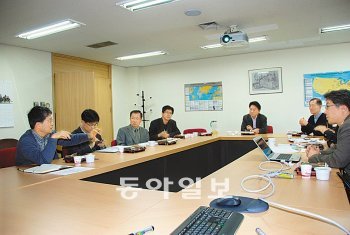 대전 유성구 KAIST 원자력 및 양자공학과 회의실에서 교수들이 동일본 대지진에 대한 토의를 벌이고 있다. 지명훈 기자 mhjee@donga.com