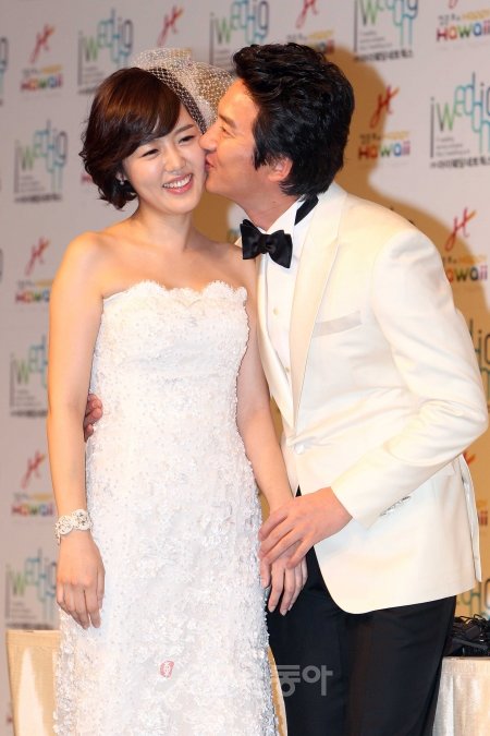 신랑 정준호(오른쪽)가 신부 이하정 MBC 아나운서의 볼에 사랑스러운 입맞춤을 하고 있다.
