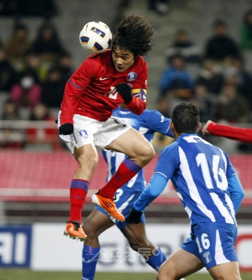 한국이 2-0으로 앞선 후반, 지동원의 크로스를 박주영이 문전에서 뛰어올라 한국의 세 번째 골을 터뜨리고 있다. 김종원 기자(트위터 @beanjjun) won@donga.com