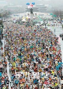 2011년 서울국제마라톤대회. 42.195㎞를 달리 는 마라톤은 1896년 제1회 근대올림픽 정식종목 이 된 이래 많은 사람들의 사랑을 받아왔다. 김동주 기자 zoo@donga.com
