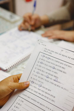 언어장애자들은 언어·심리·인지를 재구성해 언어에 대한 부담을 더는 훈련을 한다.