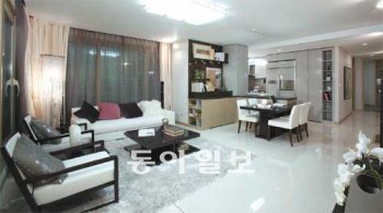 ㈜효성이 공급하는 ‘평택 신(新)비전동 효성 백년가약’의 84㎡B형 거실. 중소형 아파트이지만 더 넓어 보이게 발코니를 확장하고 바닥과 벽 천장에 밝은
색 마감재를 사용했다. ㈜효성 제공