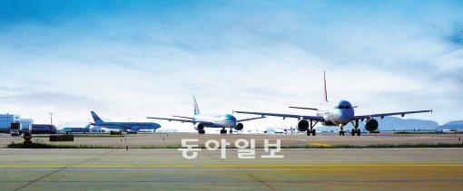 인천국제공항 개항 때 대한항공과 아시아나항공 여객기가 첫 이륙과 착륙을 했다. 두 항공사는 이후 글로벌 항공사로 발돋움하고 있다.