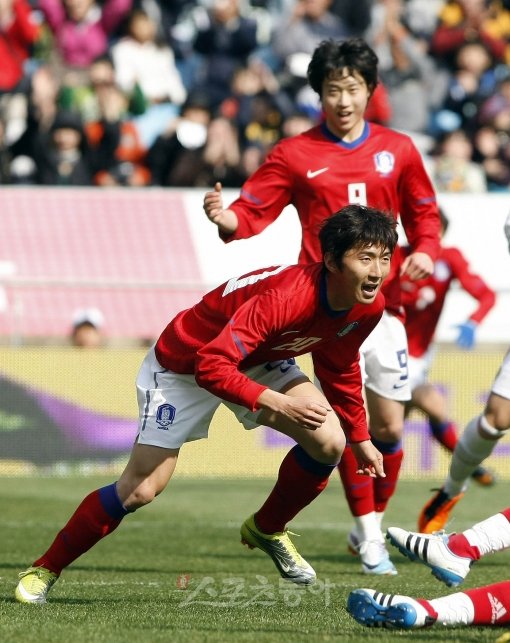 27일 울산문수경기장에서 열린 중국과의 평가전에서 올림픽 홍명보호 골게터 김동섭(맨 왼쪽)이 골키퍼를 피해 결승골을 성공시킨 뒤 환호하고 있다.