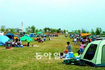 현재 확장 공사 중인 서울 마포구 상암동 노을공원 캠핑장은 텐트 수용 규모를 50개에
서 120개로 늘려 5월 재개장된다. 서울시 제공