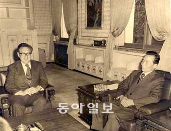 1973년 11월 16일 한국을 방문한 헨리 키신저 당시 미국 국무장관(왼쪽)이 청와대에서 박정희 당시 대통령과 회담하는 모습. 동아일보DB ☞ 故 박정희 전 대통령 희귀사진 공개