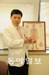 신촌세브란스병원 신경외과 장진우 교수가 뇌심부자극술에 대해 설명하고 있다. 세브란스병원 제공
