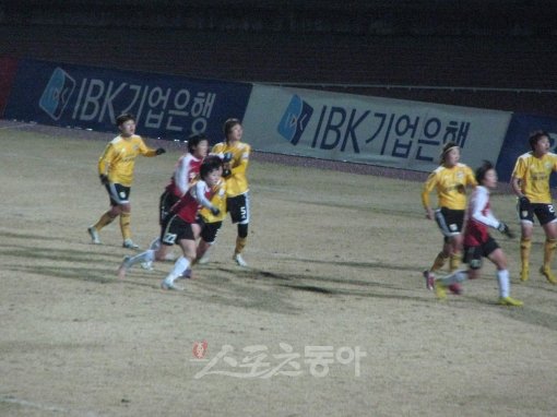 창단팀 스포츠토토 선수들이 28일 화천종합운동장에서 열린 WK리그 부산 상무와의 경기에서 혼신을 다하고 있다.