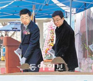 박용현 두산 회장(왼쪽), 오연천 서울대
총장이 기공식에서 흙을 뜨고 있다.
두산 제공