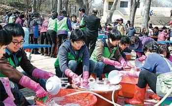 영남대 글로컬봉사단 학생들이 26일 대구 달성공원에서 열린 사랑의 밥차 봉사활동에
서 설거지를 하고 있다. 영남대 제공