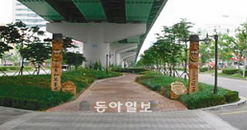 경기 수원지역 고가도로 하부공간에 조성된 소공원. 인천시 제공