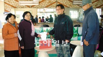 소록도에 거주하는 한센인들이 지진 피해를 본 일본을 돕기 위한 모금함에 성금을 넣고 있다. 소록도는 일제강점기 한센인들이 강제로 끌려 와 노역을 했던 슬픈 역사의 현장. 하지만 소록도 사람들은 이웃나라의 아픔에 선뜻 도움의 손길을 내밀었다. 국립소록도병원 제공