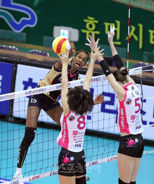 배구 전문가들은 현대건설과 흥국생명의 V리그 챔프전을 백중세로 전망했다. 현대건설 케니(왼쪽)가 흥국생명과의 정규리그 경기에서 강한 스파이크를 때리고 있다. 스포츠동아DB