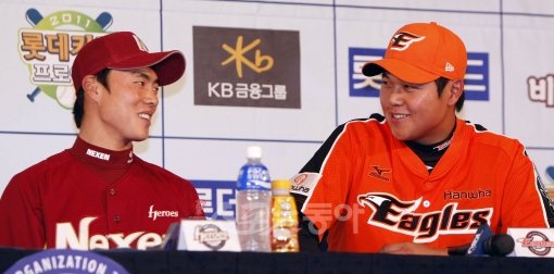프로야구 미디어데이에 참석한 한화 신인 유창식(오른쪽)이 넥센 신인 윤지웅과 얘기 중 웃음을 짓고 있다. 스포츠동아DB.