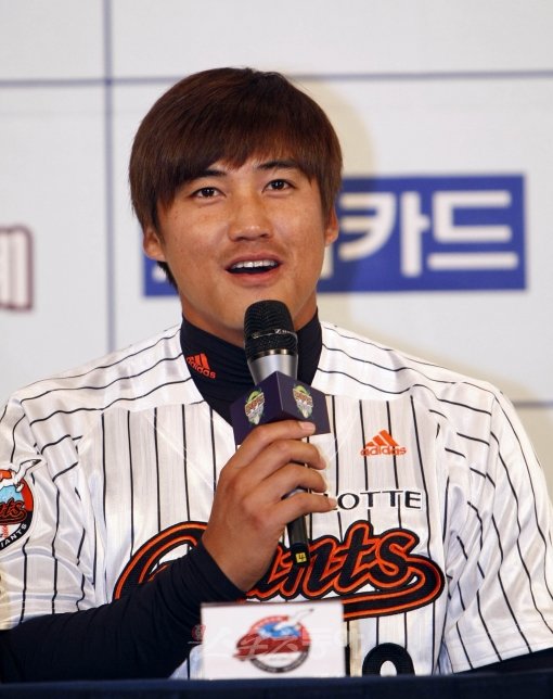 29일 오후 서울 삼성동 그랜드 인터컨티넨탈 호텔에서 개최된 2011 프로야구 그랜드 오픈 미디어데이 행사에서 롯데 홍성흔이 새 시즌을 맞는 각오를 이야기하고 있다. 스포츠동아DB.