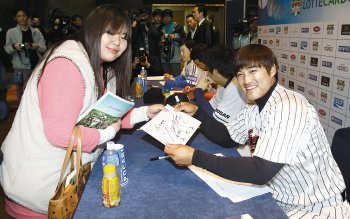 “홍성흔 선수 사인 받았어요” 롯데 홍성흔(오른쪽)을 비롯한 8개 구단 대표 선수들이 29일 서울 삼성동 그랜드인터컨티넨탈호텔에서 열린 프로야구 정규시즌 개막 미디어데이 행사 중 팬들에게 사인을 해주고 있다. 연합뉴스