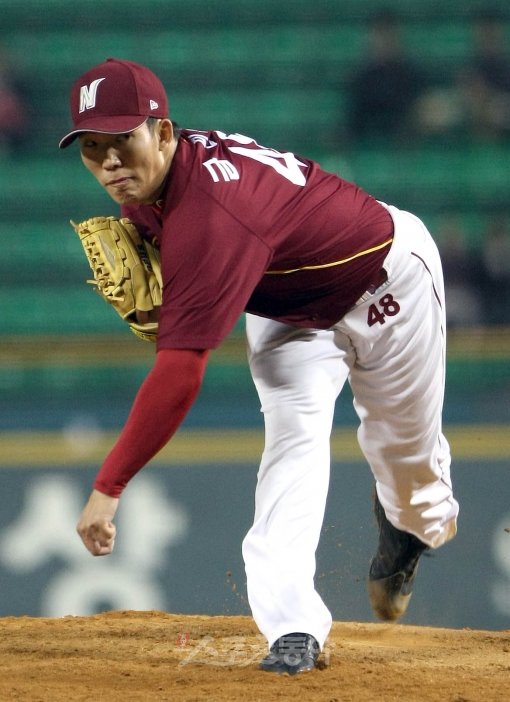 넥센은 한화와 함께 2약으로 분류되지만 내부적 기류는 절대 동의하지 않는다. 금민철 같은 선발이 있기에 한화를 넘어서 소위 ‘6강’과 싸울 수 있는 경쟁력을 갖췄다는 자신감이 배어있다. 스포츠동아DB.