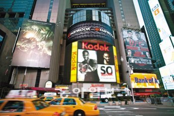 한국타이어는 ‘글로벌 톱 5’ 진입을 목표로 세계시장 공략을 본격화하고 있다. 미국 뉴욕 타임스스퀘어에 설치된 한국타이어의 초대형 광고판. 한국타이어 제공