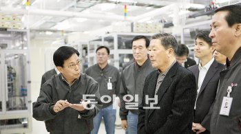 구본무 LG그룹 회장(앞줄 가운데)이 2월 경북 구미시 LG디스플레이 액정표시장치(LCD) 공장을 찾아 현장을 점검하고 있다. LG전자 제공