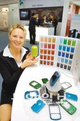 한 모델이 제일모직이 생산한 다양한 색깔의 휴대전화 외장재를 선보이고 있다. 제일모직 제공