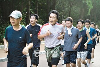 김지완 하나대투증권 사장(왼쪽에서 세번째)은 매주 목요일 아침마다 직원들과 서울 여의도공원을 달린다. 하나대투증권 제공