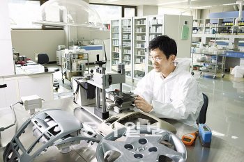 KCC 중앙연구소 연구원이 자동차 도료 색감을 살피고 있다. KCC는 10년이 넘는 연구개발 끝에 세계에서 다섯 번째로 수용성 자동차 도료를 개발했다. KCC 제공