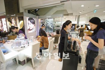 LG생활건강의 ‘오휘’ 백화점 매장. LG생활건강은 생활용품 사업 1위를 공고히 하고 현재 2위권인 화장품 및 음료시장에서 1위를 추격하는 것이 목표다. LG생활건강 제공