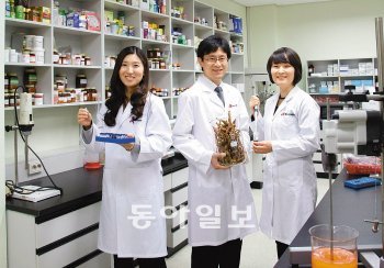 한국야쿠르트는 천연원료 비타민 제품을 선보이며 건강기능식품으로 사업영역을 확대 하고 있다. 제품 개발에 몰두하고 있는 한국야쿠르트 연구원들. 한국야쿠르트 제공