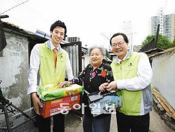 지난해 5월 최경수 현대증권 사장(오른쪽)이 서울 영등포 복지관 인근에 사는 홀몸노인을 찾아 생필품을 전달하고 있다. 현대증권 제공