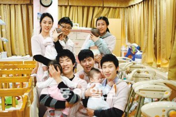 3월 신한금융투자 직원들은 서울 강남구의 한 영아원에서 유아들에게 분유를 먹이고 기저귀를 갈아주는 봉사활동을 했다. 신한금융투자 제공
