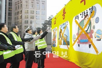 손해보험협회 임직원들이 올 1월 서울 청계광장에서 ‘교통악습 뿌리 뽑자’는 캠페인을 벌이고 있다. 손해보험협회 제공