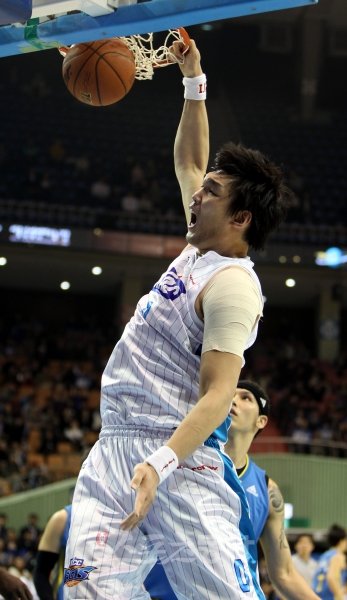 전주 KCC의 ‘괴물 센터’ 하승진이 서울 삼성과의 6강 플레이오프 3차전에서 승리를 결정짓는 듯한 호쾌한 덩크슛을 꽂아 넣으며 포효하고 있다.