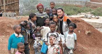 국제구호개발기구 ‘월드비전’의 초대작가로 활동 중인 사진작가 곽한수 씨가 아프리카 에티오피아의 모습을 찍은 사진 전시회를
연다. 곽 씨가 현지의 한 공장에서 일하는 어린이들과 어울린 모습. 곽한수 씨 제공