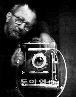세계 3대 패션 사진작가 파울로 로베르시가 자신의 모습을 찍은 사진. 그는 흐릿하고 불확실한 이미지에 매력을 느껴 30여년 전부터 폴라로이드 카메라를 즐겨 사용한다. 제일모직 제공