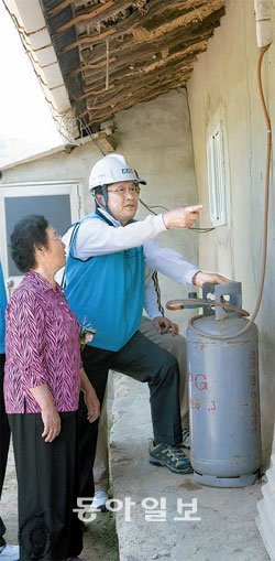 한국가스안전공사는 올해 서민층의 가스시설을 개선하는 데 159억 원을 투자하기로 했다. 공사 직원이 안전점검을 하고 있다. 한국가스안전공사 제공