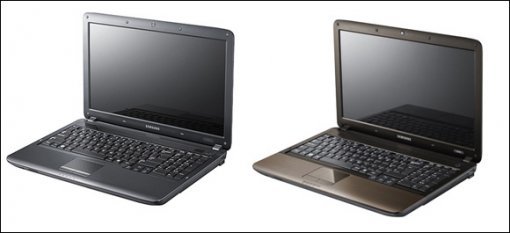 삼성 R525 모델 노트북(왼쪽)과 R540 모델.