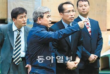 기술보증기금 진병화 이사장(왼쪽에서 두 번째)이 애로사항을 듣기 위해 지난해 경남 창원시의 한 벤처기업을 방문했다. 기술보증기금 제공