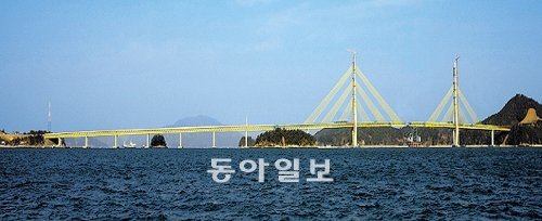 소록도와 거금도를 연걸하는 거금대교. 31일 상판을 연결하는 마지막 블록 설치공사가 끝났다. 익산지방국토관리청 제공