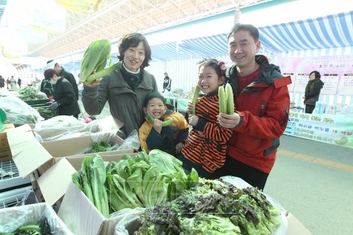 3월30일 개장한 서울경마공원 농축수산물 직거래장터인 바로마켓. ‘농장에서 식탁까지’를 모토로 신선한 농수산물을 제공하고 있다.