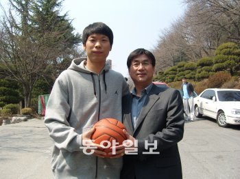 프로농구 정규시즌 최우수선수인 KT 박상오(왼쪽)의 고교 은사인 장덕영 교장.김종석 기자 kjs0123@donga.com