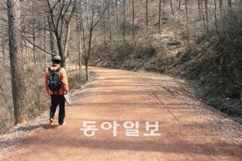 대전의 계족산 황톳길은 14.5km가 모두 황톳길로 조성돼 있어 맨발로 걷기에 좋다. 한 등산객이 맨발로 호젓한 황톳길을 걷고 있다. 이기진 기자 doyoce@donga.com