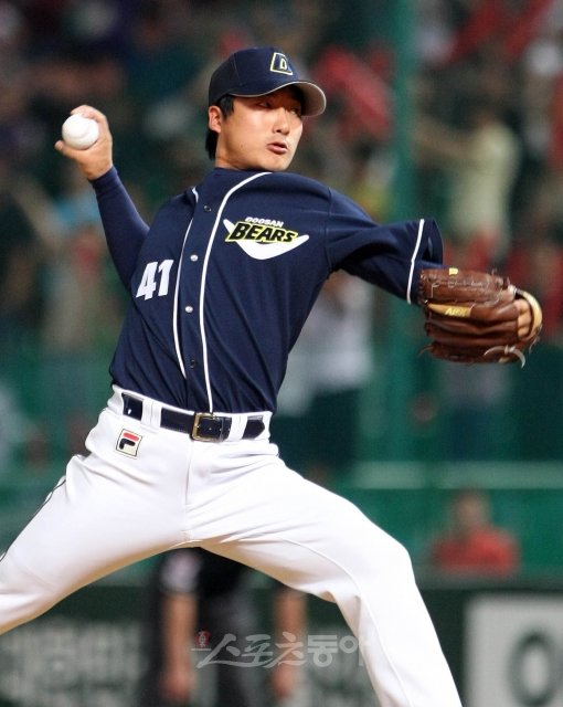 정재훈(사진)이 버티는 두산의 불펜은 최강이다. 하지만 선발진에는 여전히 물음표가 찍혀있다. 특히 2군에 머물고 있는 용병투수 
라미레즈의 부진이 아쉽다. 두산으로선 새 용병을 데리고 올지, 용병을 육성해 쓸 것인지도 빨리 결정해야 할 문제다. 스포츠동아DB.