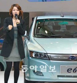 31일 열린 서울모터쇼 프레스데이에서 탤런드 박진희 씨가 전기자동차 브랜드인 ‘AD모터스’ 전기차에 대해 설명하고 있다. AD모터스 제공