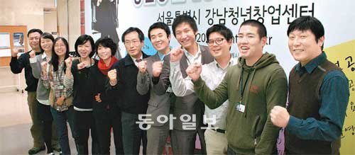 서울시 청년 창업 프로젝트가 5월 11일까지 3기 참가자 1000개 팀을 모집한다. 이 프로젝트는 반짝이는 아이디어를 가진 20, 30대에게 창업 기회를 주는 것이 목표. 사진은 지난해 2기 참가자들이 파이팅을 외치고 있는 모습. 서울시 제공