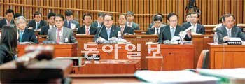 1일 오후 국회에서 사법제도개혁특별위원회 전체 회의가 열렸다. 이날 회의에서는 박일환 법원행정처장, 이귀남 법무부 장관, 신영무 대한변호사협회장(앞줄 오른쪽부터) 등 법원과 검찰, 변호사단체를 대표하는 인사들이 팽팽한 설전을 벌였다. 박영대 기자 sannae@donga.com