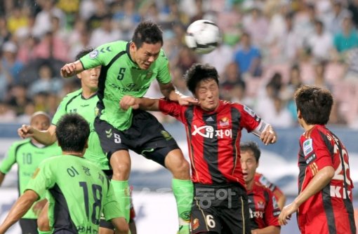 서울과 전북의 K리그 4라운드 경기는 부상에서 회복된 서울 최태욱과 100호 골 고지를 넘어선 전북 이동국의 대결에 시선이 쏠린다. 지난 시즌 8월 열린 서울과 전북의 경기. 스포츠동아DB