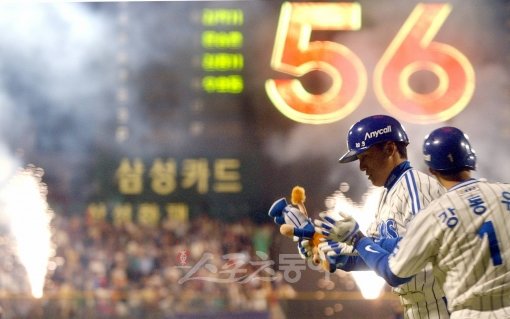 삼성 이승엽은 2003년 시즌 마지막 경기에서 일본 왕정치를 넘어서는 아시아 신기록 시즌 56호 홈런을 날렸다. 스포츠동아DB.